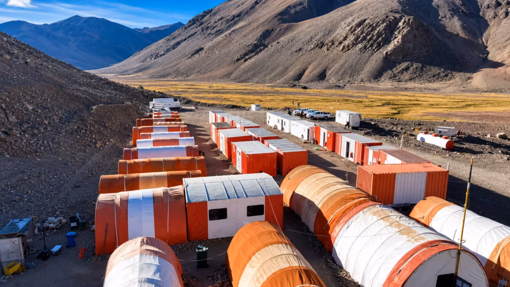 ¿Cómo se Implementa un Campamento Minero? Etapas, Infraestructura y Equipamiento